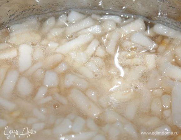 Накрыть кастрюлю пергаментом и оставить на 1-2 часа.
За это время груши дадут сок.
