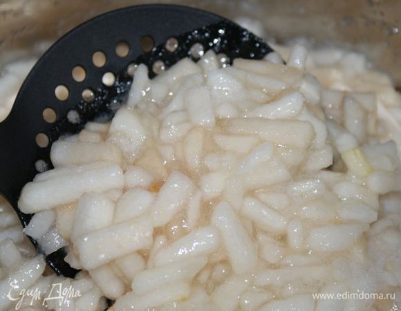 Поставить варенье на огонь. Довести до кипения и удалить шумовкой груши.
