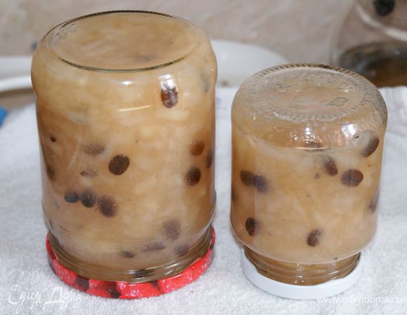 Закатать и остудить, перевернув вверх дном.
Оставить настаиваться на 1 месяц.