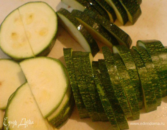 Цукини нарезать кружочками (если небольшой). У меня цукини побольше, поэтому я разрезаю его вдоль пополам и режу средними ломтиками.