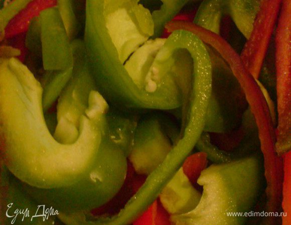 Перец очистить от семян ,разрезать на 4 части и нарезать соломкой.