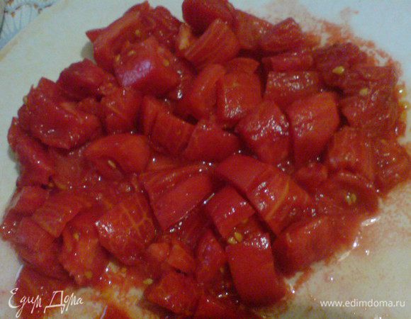 Помидоры ошпарить кипятком, очистить от кожуры, удалить семечки, а мякоть нарезать кубиками.