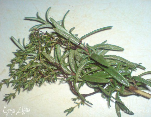 Лук, чеснок очистить. Лук нарезать кубиками, а чеснок мелко изрубить или выдавить через чеснокодавку. Зелень вымыть, обсушить. Листики оборвать и мелко нарезать.