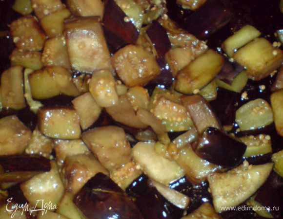 С баклажанов слить выделившийся  сок, промыть и просушить бумажным полотенцем. Разогреть сковороду. По очереди слегка обжаривать, понемногу добавляя оливковое масло, баклажаны...