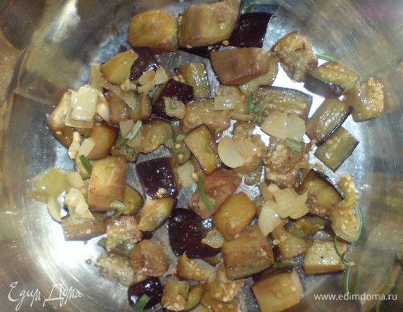 Овощи уложить слоями в небольшую кастрюлю. Первый и последний слой- это баклажаны. Каждый слой овощей посолить, поперчить, присыпать луком с чесноком и зеленью. 