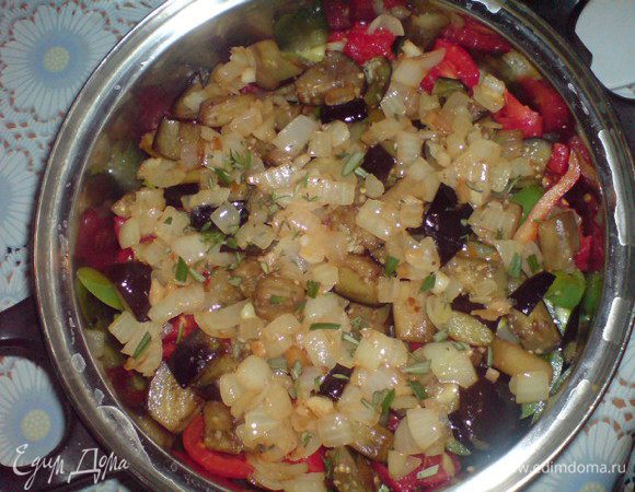 Овощи тушить под крышкой 20 минут.