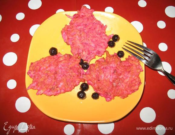 Очистить яблоки от кожицы, натереть на крупной терке, добавить сметану, 1 яйцо, сахар по желанию (я не добавляла) муку и 1 ст.л. тертой свеклы. Со свеклой и цвет оладий красивее, и вкуснее и полезнее. Жарим как обычно. Приятного аппетита!


