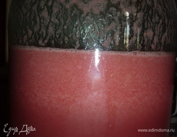 арбуз почистить от корок. по рецепту рекомендуют протереть арбуз через сито. я просто воспользовалась соковыжималкой, и она "выплюнула" все ненужное. из четырехкилограмового арбузика получилось около 2,5 л сока, выжать туда сок лимона. охладить. смешать с процеженным имбирным сиропом