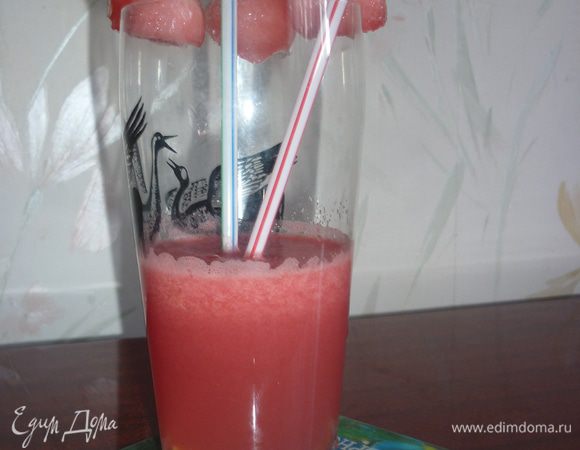 напиток разлить по стаканам. украсить арбузными шариками. после того, как я впервые попробовала его, долго не хотела арбуз. а только такой лимонадик. освежает, охлаждает и насыщает. 