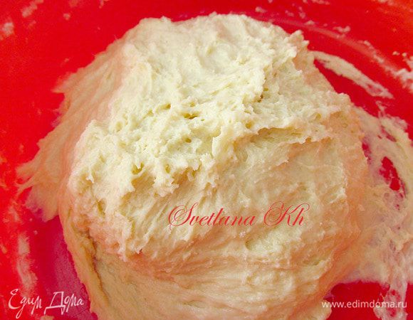 В теплое молоко, вылить дрожжи, добавить остальные ингредиенты, и потихоньку подсыпая муку, замесить тесто. Месить хорошо, минут 15, оно должно оставаться мягким, но отлипать от рук.