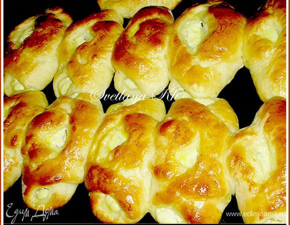 Готовые горячие пирожки сбрызнуть водой и накрыть полотенцем. Приятного аппетита!