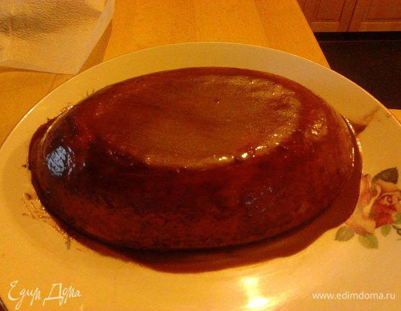 Готовим глазурь. Для этого молоко доводим до кипения с сахаром, сливочным маслом и какао. Глазури даем полностью остыть и поливаем сырник. 