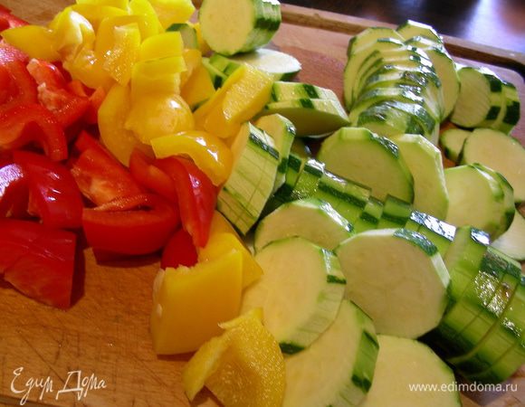 Цуккини режем кружочками 0.5 см, перцы режем квадратиками такого же размера. Деревянные шпажки лучше замочить в холодной воде на часок, чтобы они не пригорали. Сыр нарезаем кубиками и маринуем 30 минут в смеси сока 1 лимона и тмина.

