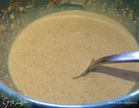 Просеиваем муку, добавляем гарам масалу и паприку. Затем добавляем сливки , чеснок и чили и по необходимости немного воды до получения густого кляра. Все как следует перемешиваем.
