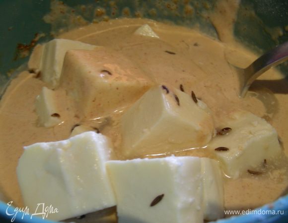 Сыр добавляем к кляру, а также 1 ст.л. лимонно-тминного маринада. Сыр тщательно купаем в кляре.
