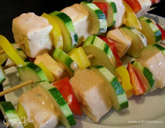 Разогреваем гриль до максимума и выстилаем его фольгой. Собираем шпажки, чередуя овощи и сыр. Слегка поливаем их оставшимся кляром и готовим на гриле, время от времени переворачивая, 4-5 минут на каждой стороне (возможно, подольше, до желаемой степени готовности овощей).Хотела бы предупредить, что часть кляра неминуемо стекает на фольгу, но что делать. 

Если нет гриля, то можно приготовить в духовке и, например, ближе к концу включить режим гриль или комби.
