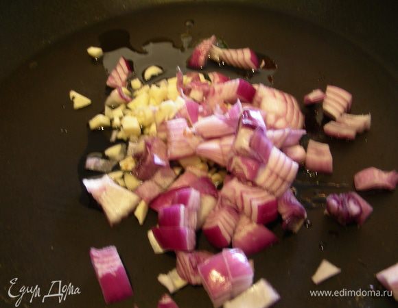 Лук и чеснок мелко режем и обжариваем на оливковом масле минут 5.
