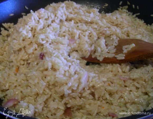 Добавляем к ним рис. Помешивая, готовим его минуты 3-5. Затем вливаем вино и даем ему выпариться. После этого добавляем по 1 половнику бульона, каждый раз даем ему полностью впитаться и только тогда вливаем следующий. Готовим рис минут 15-20 до мягкости.
