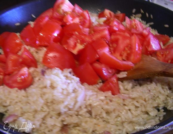 Минут за 10 до готовности добавляем вяленые томаты и порезанные средне помидоры. Все тщательно перемешиваем и готовим до готовности риса (минут 5-7). Можно еще каких-нибудь травок добавить по вкусу, я добавляю только майоран, аромат базилика здесь мне кажется очень сильным, но все по вкусу.
