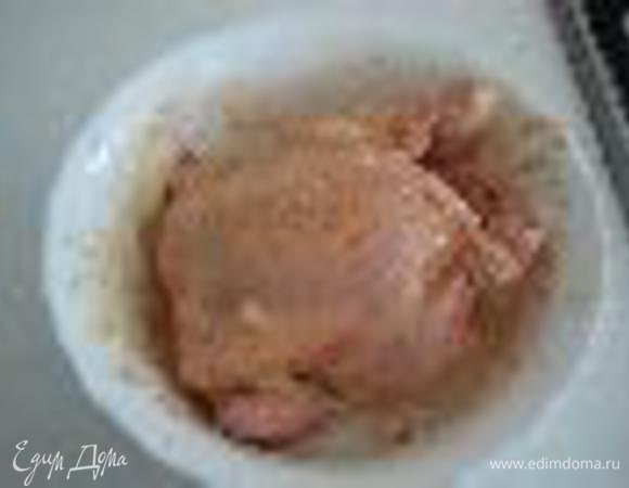 Целого цыпленка обмазать специями, любые какие вам нравится, я, например, использую смесь для шашлыка или для гриля. 
Посолить и всего обмазать майонезом
Поставить мариноваться в холодилник не меньше чем на 2 часа, а если на всю ночь - еще лучше.