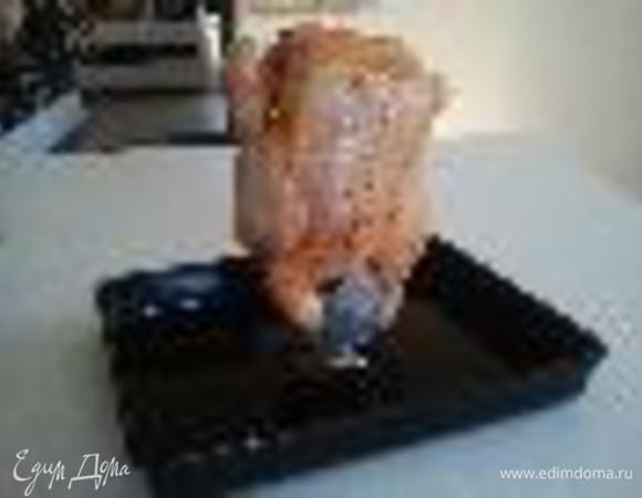 Включить духовку на 200°С.
Подобрать бутылочку подходящего размера, заполнить ее водой наполовину.
Надеть нашего замаринованного цыпленка на бутылку, бедный цыпленочек, картина ужасная!
В противень также налить воды толщиной в палец примерно.