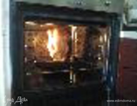 всю эту конструкцию поставить в духовку на 40-55 минут.
иногда открывайте и жидкостью из противня поливайте нашего цыпленка,
чтобы не подсох, а оставался сочным.