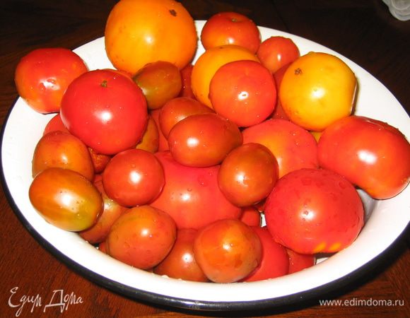 Подготовительные работы: помидоры промыть, высушить и удалить плодоножки (в этот раз я взяла три сорта помидор)