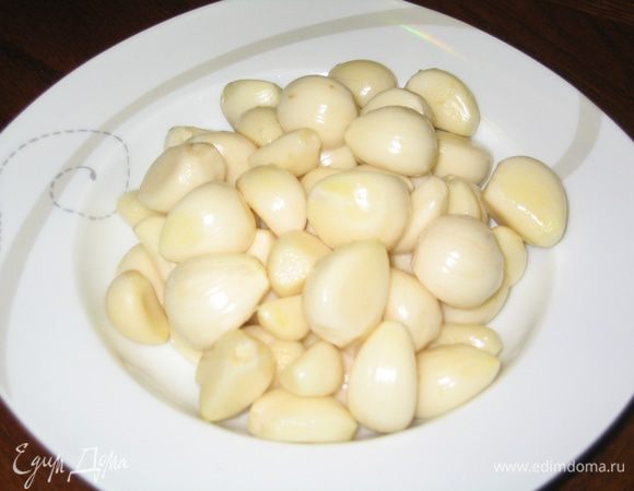 Чеснок почистить, промыть и обсушить.