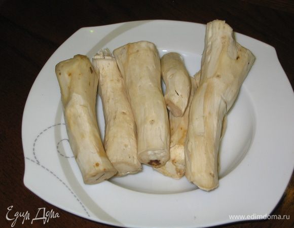 Корень хрена очистить, промыть и нарезать.