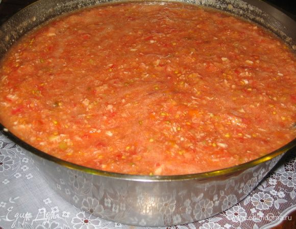 Все помолоть через мясорубку...сначала хрен, потом чеснок и помидоры (хрен и чеснок я проворачиваю через мелкие отверстия, а помидоры - через крупные). Добавить соль, сахар и лимонный сок. Все хорошенько перемешать и дать настояться минут 15-20.