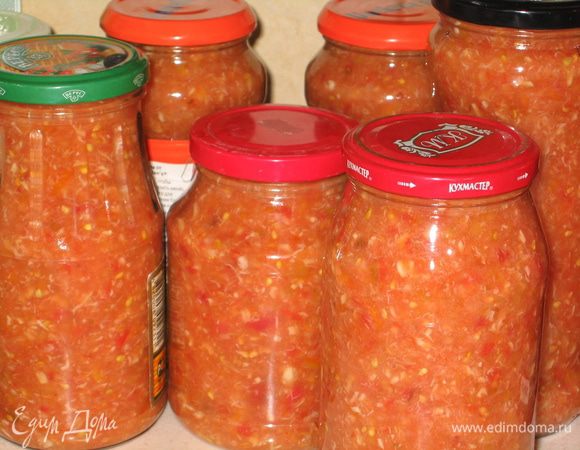 В это время подготовить банки: стерилизовать их...Готовую закуску разлить по банкам, плотно закрыть крышками. Хранить лучше в холодном месте. У меня вышло 8 баночек по 400-500 мл