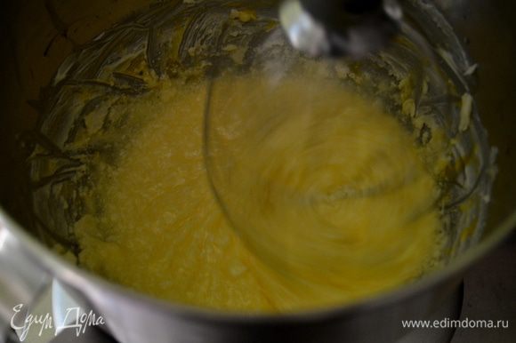 Взбить 3/4 стак.масла слив. на средн.скорости до кремаобразного состояния. Добавить1 стак. сахара /я уменьшила наполовину/, затем добавить по яйцу перемешивая каждый раз.
