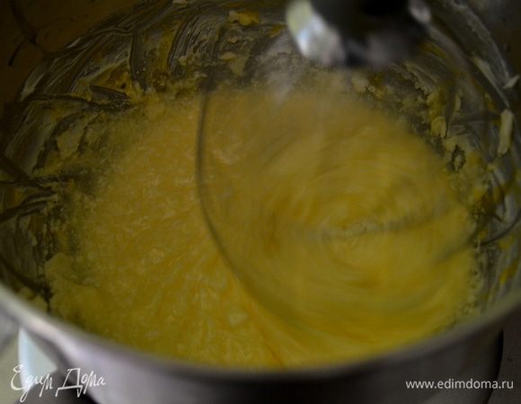 Взбить 3/4 стак.масла слив. на средн.скорости до кремаобразного состояния. Добавить1 стак. сахара /я уменьшила наполовину/, затем добавить по яйцу  перемешивая каждый раз.