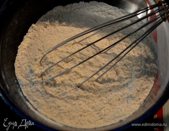 В отдельной миске смешать муку, разрыхлитель, соду и 1/4 ч.л. соль.