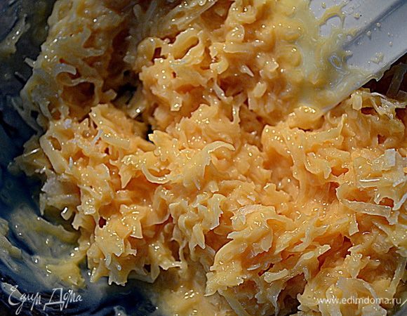 Смешанную муку добавить в маслянную часть, затем сметану. Взбивать на медлен.скорости. Смешать вместе кокосов. экстракт и 1/2 ч.л. миндальный экстракт.
Кокосовую стружку отдельно смешать со сгущен.молоком плюс 1/4 ч.л соль,1/4 ч.л. миндальный экстракт.