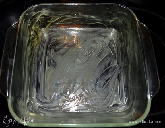 Смазать квадратную форму слив.маслом. Разогреть духовку до 180 гр.