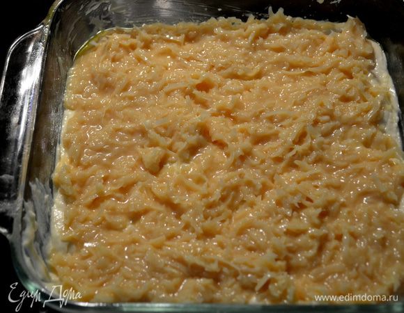 Выложить половину теста в форму, сверху кокосовую стружку со сгущен. молоком