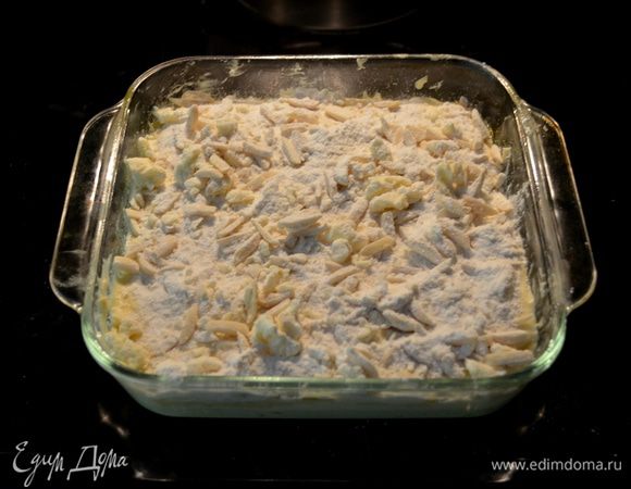 Накроем оставшимся тестом.
Смешаем миндаль,1/4 стак. сахара,1/3 стак. муки. Добавим кусочками слив. масло 1/4 стак. Порубим все ножом в крошку и выложим поверх теста.
Поставим в разогретую духовку на 45 мин.