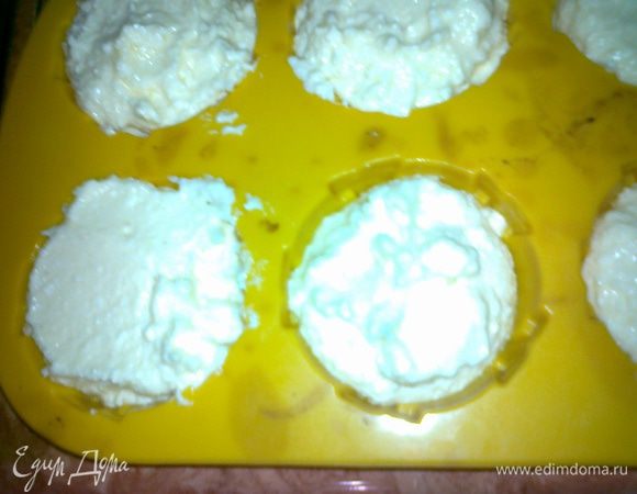 творог взбиваем  с сахаром и  с  яйцами и ванилью,добавляем сливочное масло и манку и хорошо взбиваем,добавляем цедру лимона и изюм по желанию,перемешиваем хорошо,разлаживаем по формам и в духовку,примерно на 35мин при т.210