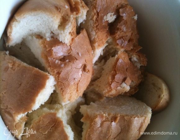 Горбушки батона замочить в молоке до мягкости...