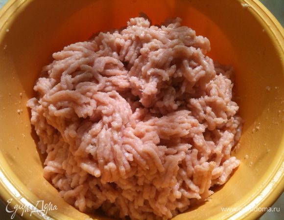 Филе и батон (не отжимая)  ДВАЖДЫ пропустить через мясорубку, добавить оставшееся молоко...