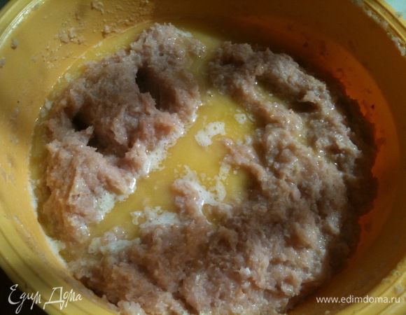 Добавить растопленное масло в фарш...