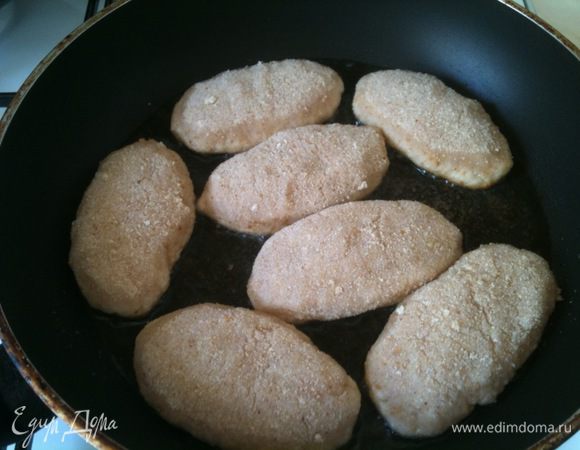 Сформировать котлетки, обвалять в панировочных сухарях и обжарить на растительном масле на самом большом огне до золотистости...