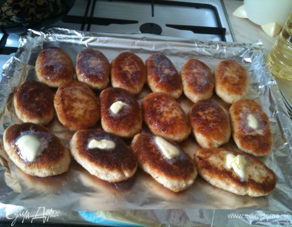 Обжаренные котлеты выложить на противень и сверху на каждую положить кусочек сливочного масла...