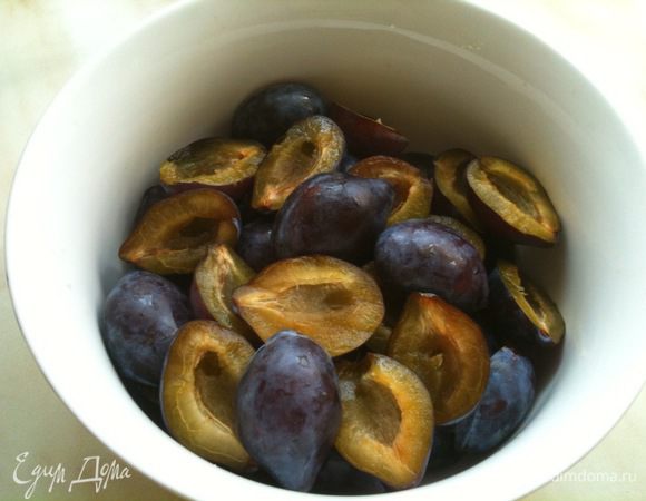 Сливы очистить от косточек...