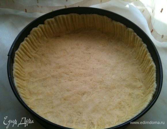 Тесто раскатать и выложить в разъемную форму, формируя бортики...