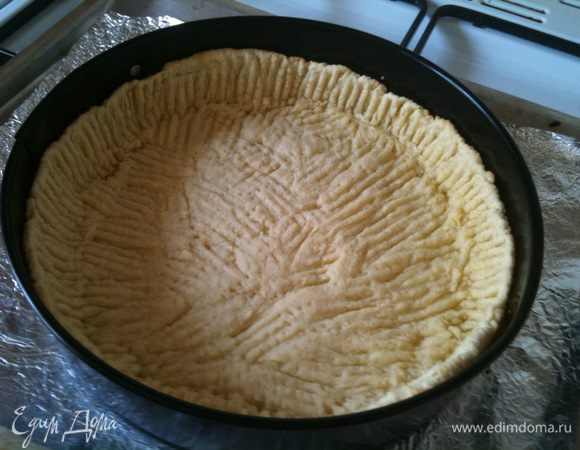 Поставить в разогретую духовку на 10 мин. Если тесто после выпечки поднялось, придавить вилкой...