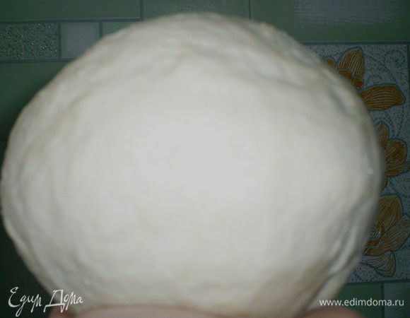 Смешиваем сметану с мукой и замешиваем тесто, не липнущее рукам. Муку лучше добавлять постепенно, поскольку густота сметаны разная, следовательно муки может понадобиться больше или меньше. Готовое тесто отправляем в холодильник.