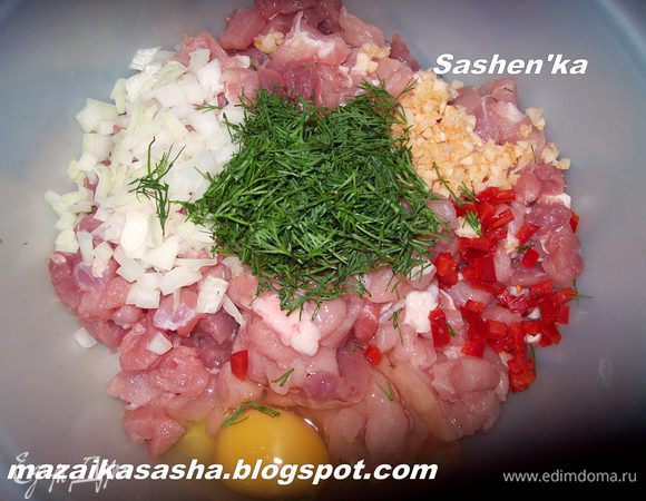 Мясо мелко рубим, но не так, что бы получился фарш..по крупнее, но и не так как на азу или поджарку. Добавляем мелко нарезанный лук, чеснок, перец чили, и укроп, солим и перчим.