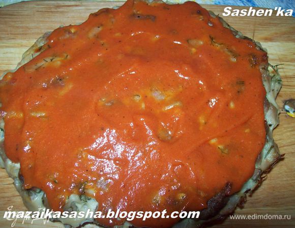  Пришло время томатного соуса. Скажу сразу соусы я варила за ранее, за пару часов до готовки блюда. Итак Томатный соус: растапливаем на сковороде сливочное масло, обжариваем на нем муку до золотистого цвета. Добавляем томатную пасту, все перемешиваем далее начинаем добавлять бульон (или воду) постоянно помешивая что бы соус принял консистенцию густоватой сметаны. Солим, перчим, добавляем сахар, добавляем размяный чеснок (мелко не рубить мы все ровно будем протерать соус через сито) лавровый лист, душистый перец, сухие травы и варим еще пару минут. Затем соус протираем через сито и оставляем его в покое дор тех пор пока он нам не понадобится. Начинаем формировать нашу запеканку. На котлету намазываем томатный соус.